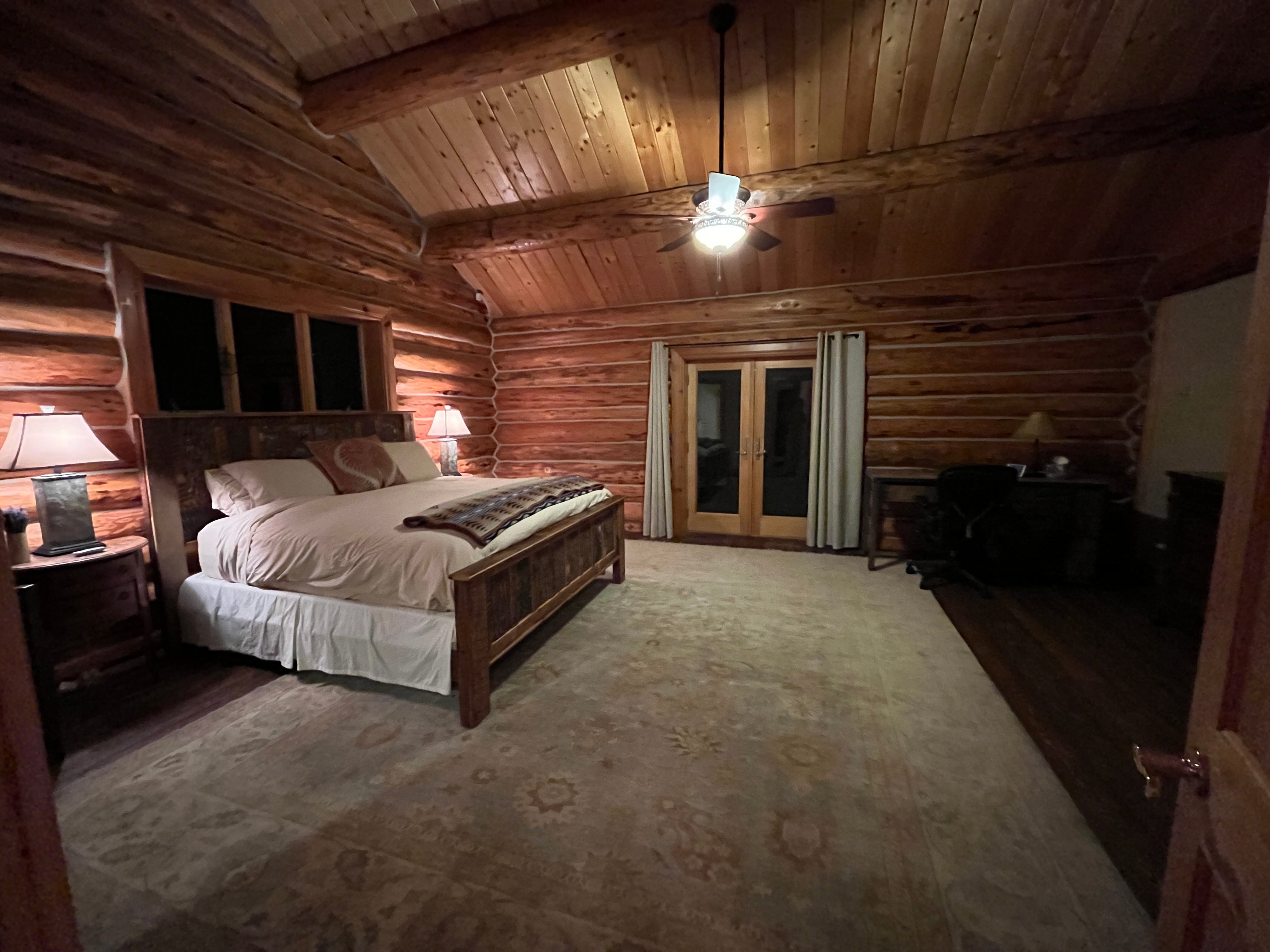 Goddess Suite - King (1 or 2 people) - Private Bathroom