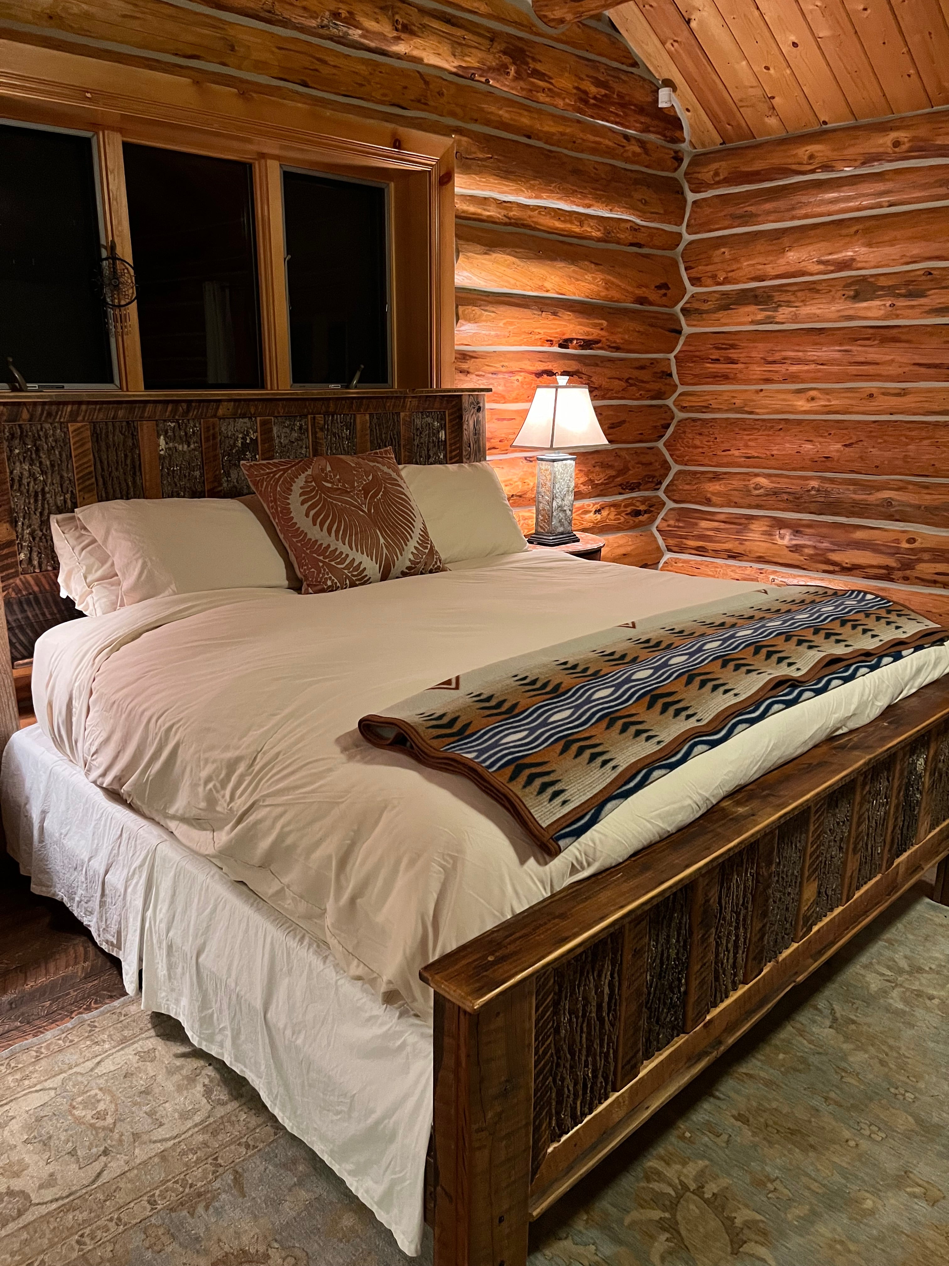 Goddess Suite - King (1 or 2 people) - Private Bathroom