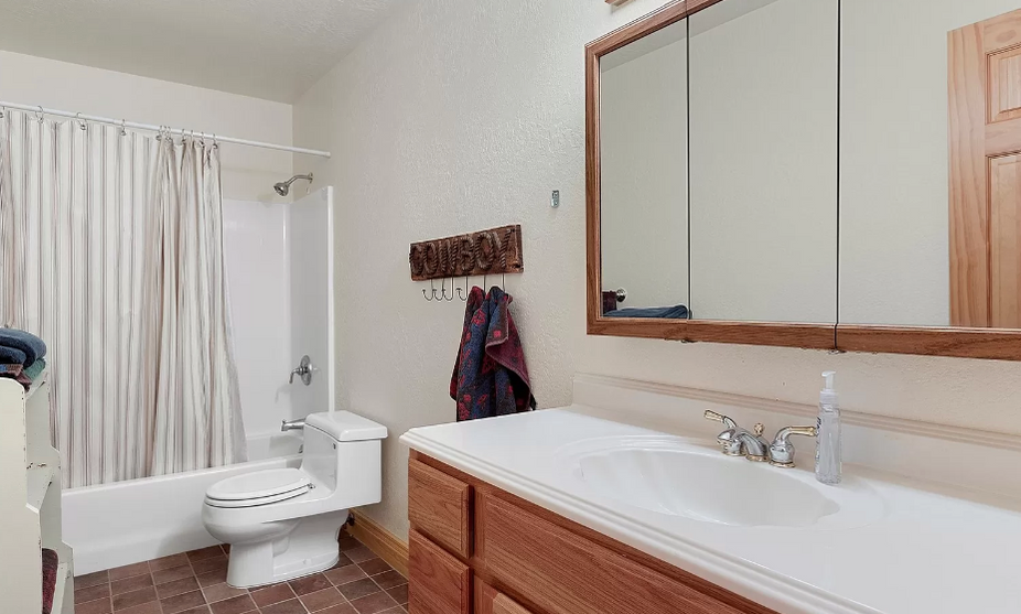 Bunk House- Single - Shared Bathroom
