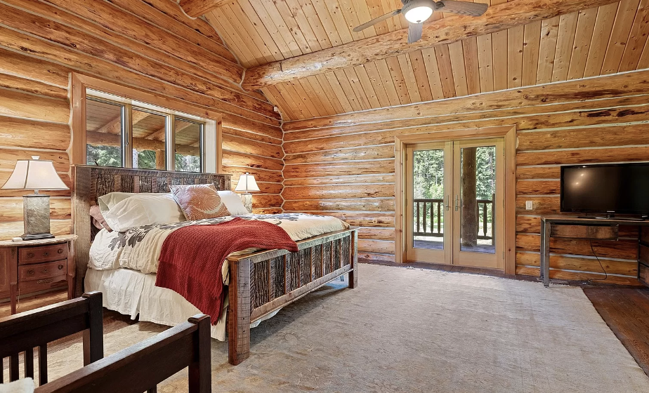 Goddess Suite - King (1 or 2 people) - Private Bathroom