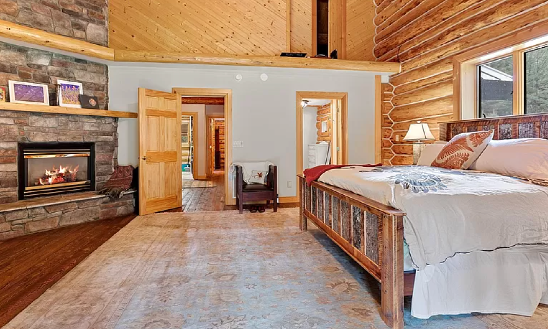 Goddess Suite - King (1 or 2 people) - Private Bathroom