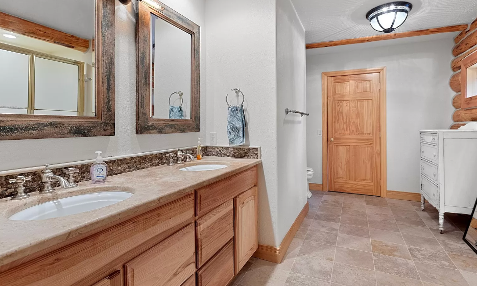 Goddess Suite - King (1 or 2 people) - Private Bathroom