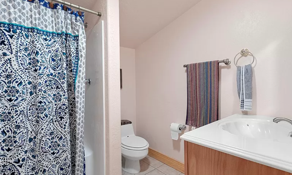 Cowgirl Room - Queen (1 person)- Shared Bathroom